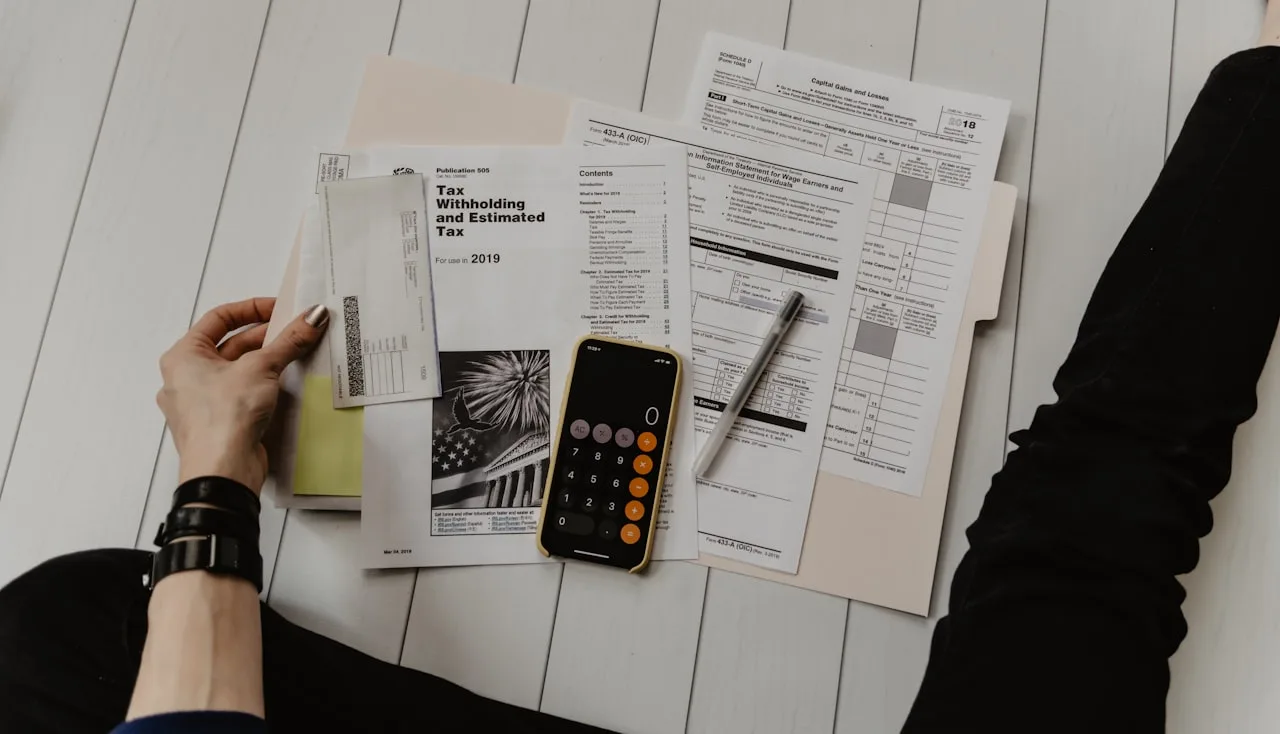 Documento fiscal e formulário de imposto — Foto: Unsplash