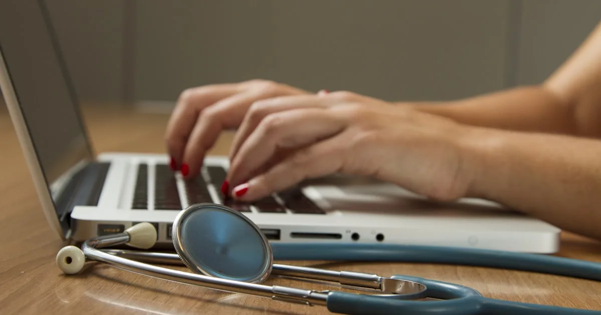 Profissional de saúde aplicando vacina da gripe em paciente — Foto: Unsplash