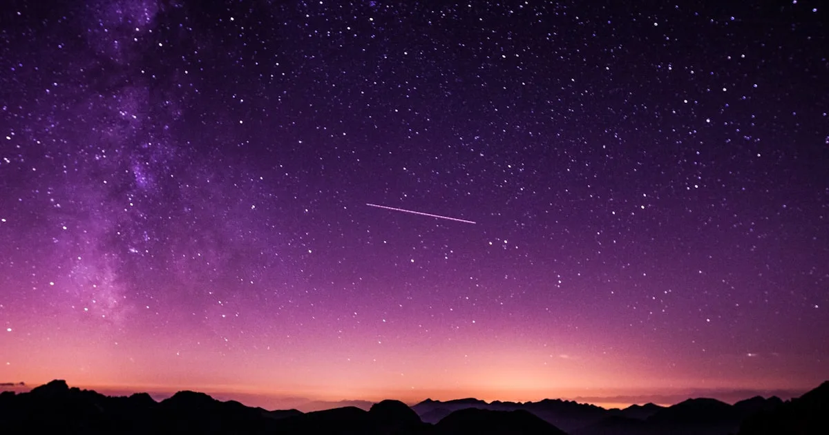 Alinhamento de cinco planetas no céu noturno durante o amanhecer — Foto: Unsplash
