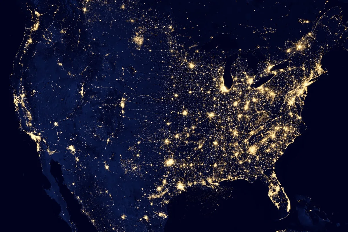 Fase lunar crescente no céu noturno com crateras visíveis — Foto: Unsplash