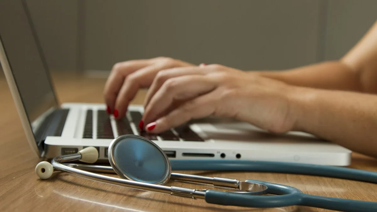 Profissional de saúde aplicando vacina em criança durante campanha de multivacinação — Foto: Unsplash/Saúde Pública
