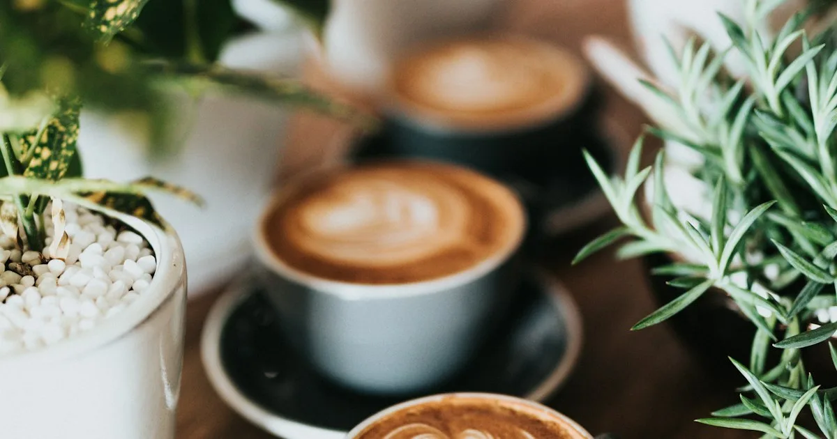 Estudante preparando-se para prova de exame escolar em sala de aula — Foto: Unsplash