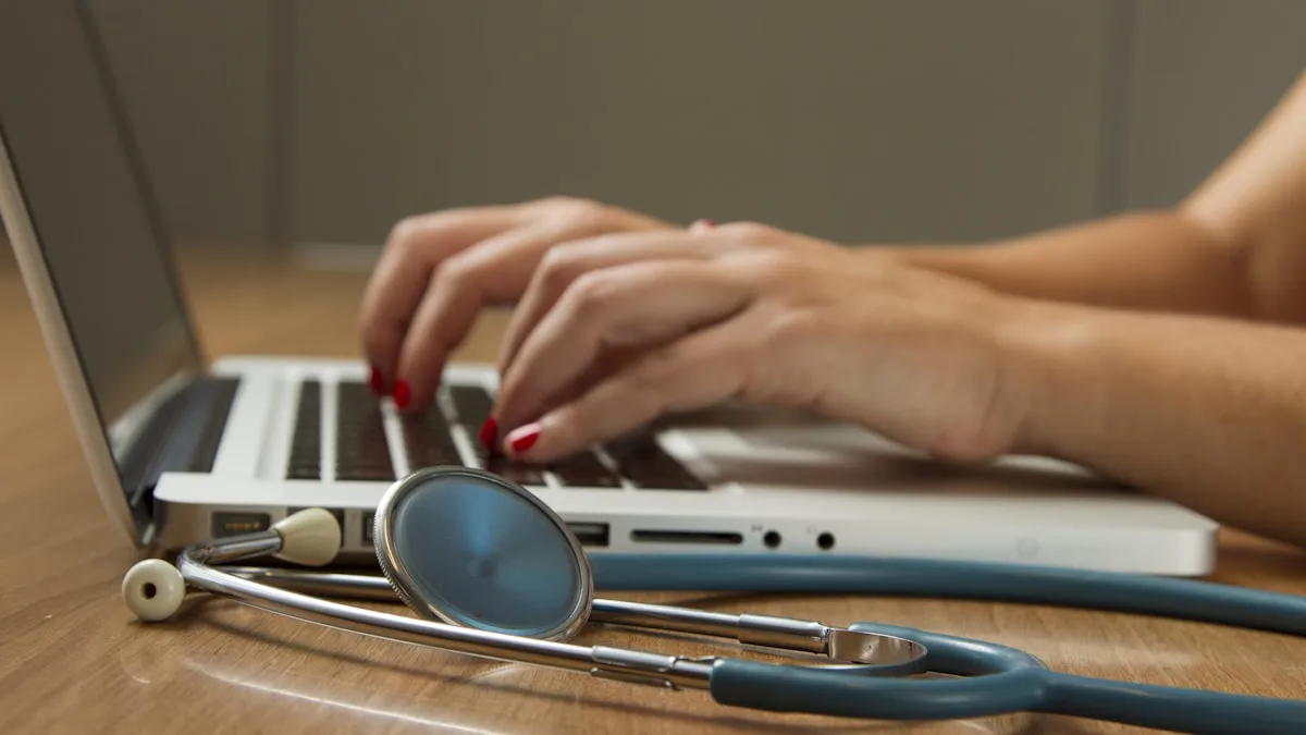 Equipe de saúde em atendimento — Foto: Unsplash