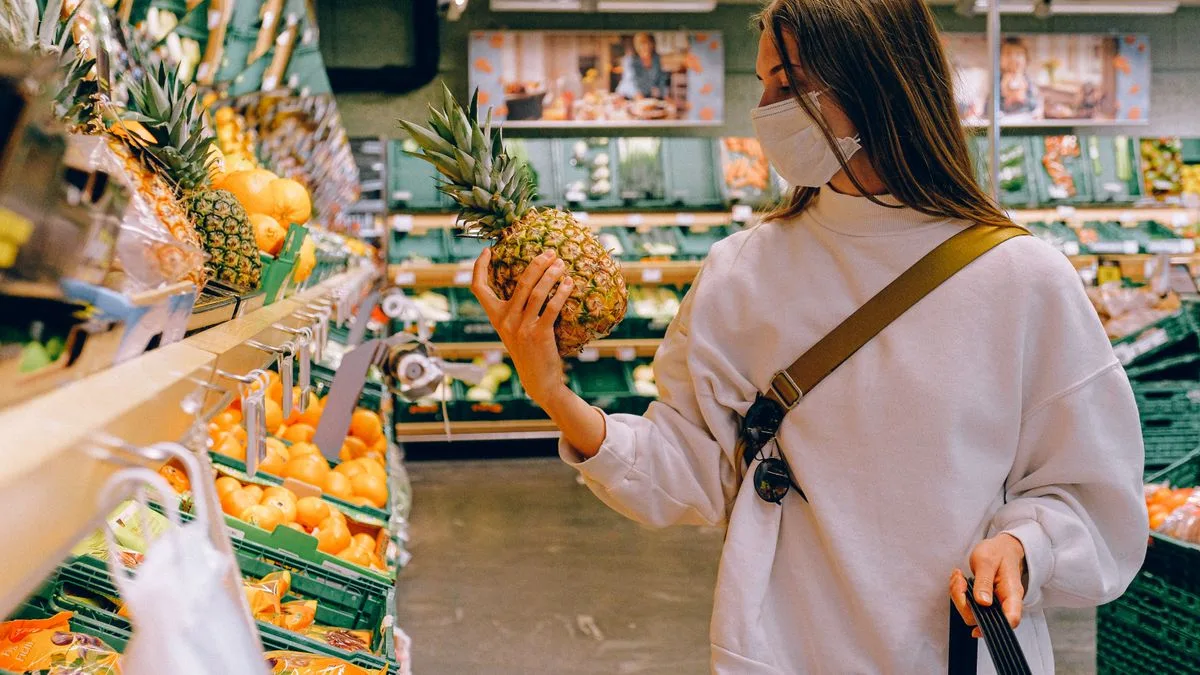 Profissional de saúde aplicando vacina em paciente — Foto: Pexels