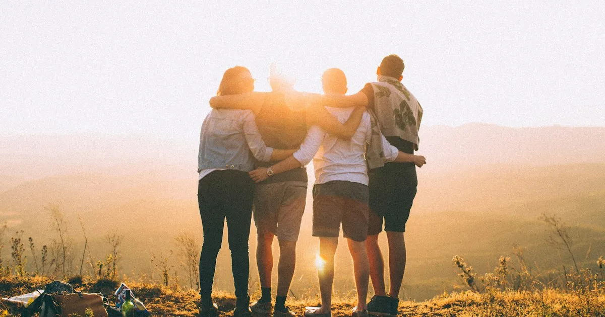 Professora conduzindo aula em sala educacional — Foto: Unsplash