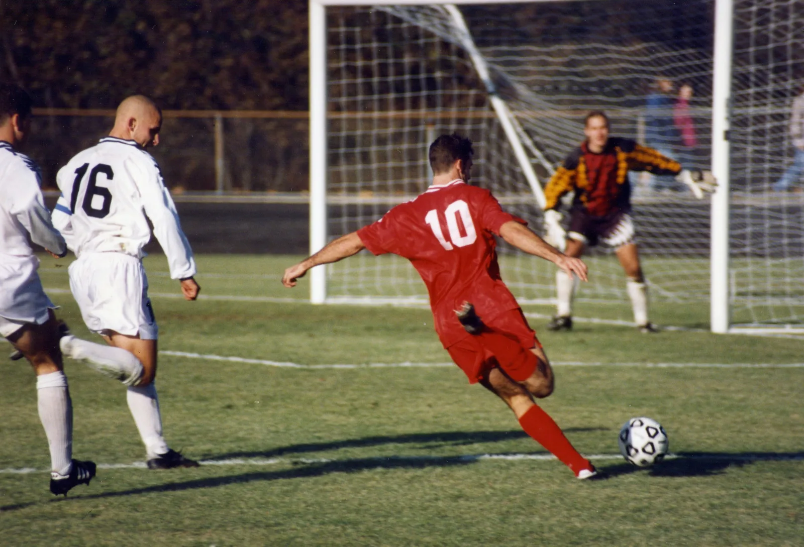 Torcedores celebram gol em partida de futebol — Copa do Mundo 2026 movimenta os fãs de Maracanaú — Foto: Wikimedia Commons/Divulgação