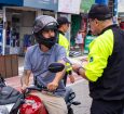 Blitz educativa orienta motociclistas sobre transporte seguro em Maracanaú
