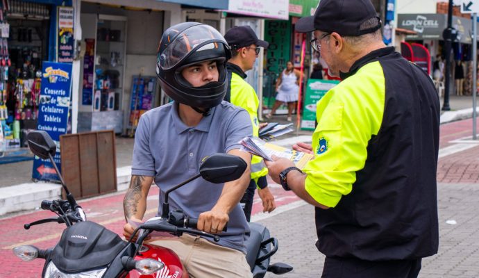 Blitz educativa orienta motociclistas sobre transporte seguro em Maracanaú